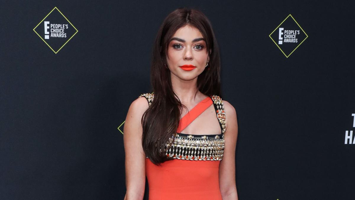 Modern Family' Cast Member Sarah Hyland Comments On Ariel Winter's Breast  Reduction Surgery; 'She's Glowing