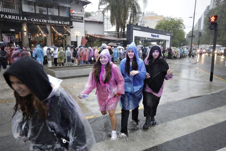 Las fans de Taylor Swift durante la espera bajo la lluvia para ingresar al recital, en el estadio Monumental