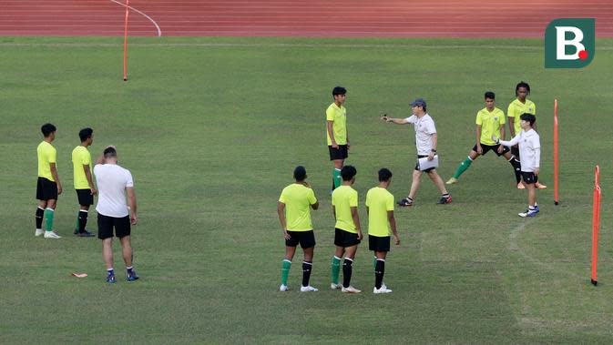 Pelatih Timnas Indonesia U-19, Shin Tae-yong, memberikan arahan kepada anak asuhnya saat latihan jelang Piala AFF U-19 2022 di Stadion Madya, Jakarta, Selasa (21/6/2022). (Bola.com/M Iqbal Ichsan)