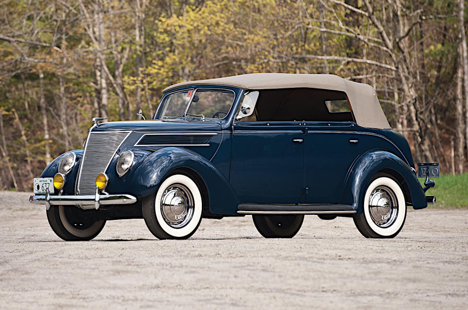 <p>La gamme Ford 1937 se compose de voitures beaucoup plus aérodynamiques que celles lancées cinq ans plus tôt. Cette évolution a été dictée en partie par la mode, mais Ford a évité l'erreur commise par <strong>Chrysler </strong>(avec son <strong>Airflow </strong>1934 radical) de donner à ces véhicules une allure si excentrique que les clients s'en détournaient.</p><p>Le moteur V8 Flathead a connu un tel succès que Ford ne propose plus rien d'autre. Le seul changement est qu'un dérivé de <strong>2,2 litres, </strong>plus petit, moins cher et bien sûr moins puissant, est désormais disponible en plus du 3,6.</p><p>(<strong>PHOTO </strong>: Modèle 78 Deluxe Phaeton)</p>