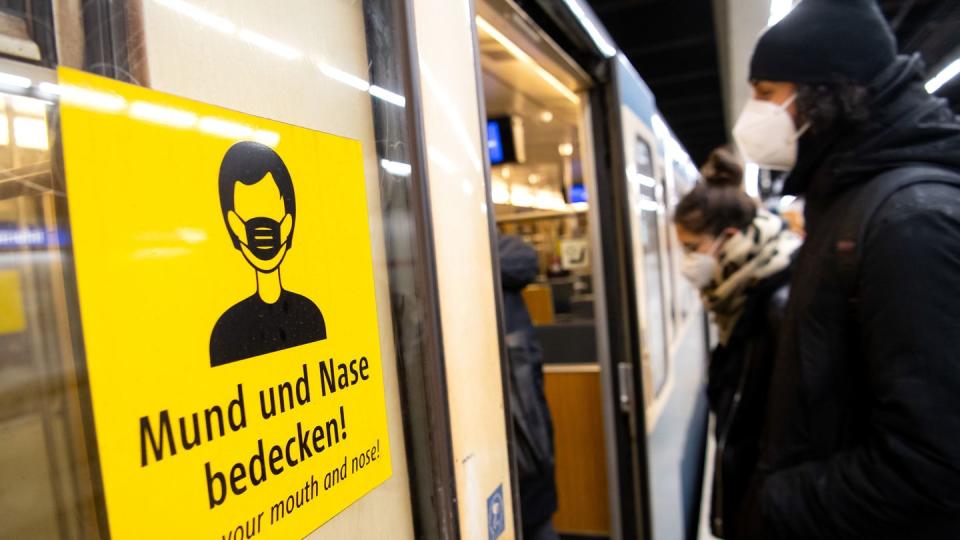 Ein Mann und eine Frau mit FFP2-Masken steigen in eine U-Bahn. Die Wissenschaftler schließen aus ihrer Studie, dass das Infektionsrisiko im Alltag mit der Nutzung des ÖPNV nicht steigt.
