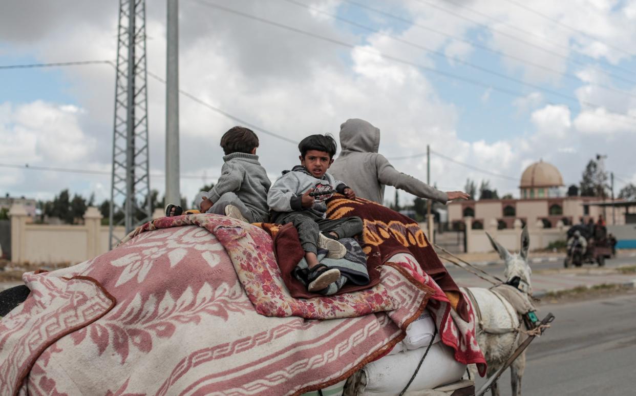 Palestinians migrate towards Khan Yunis with few belongings