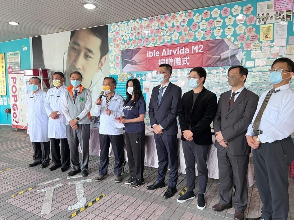 台北市立聯合醫院副總院長黃弘孟（左1）10日表示，打過3劑疫苗有適當防護力，呼籲民眾平常心面對疫情。（應曉薇辦公室提供）