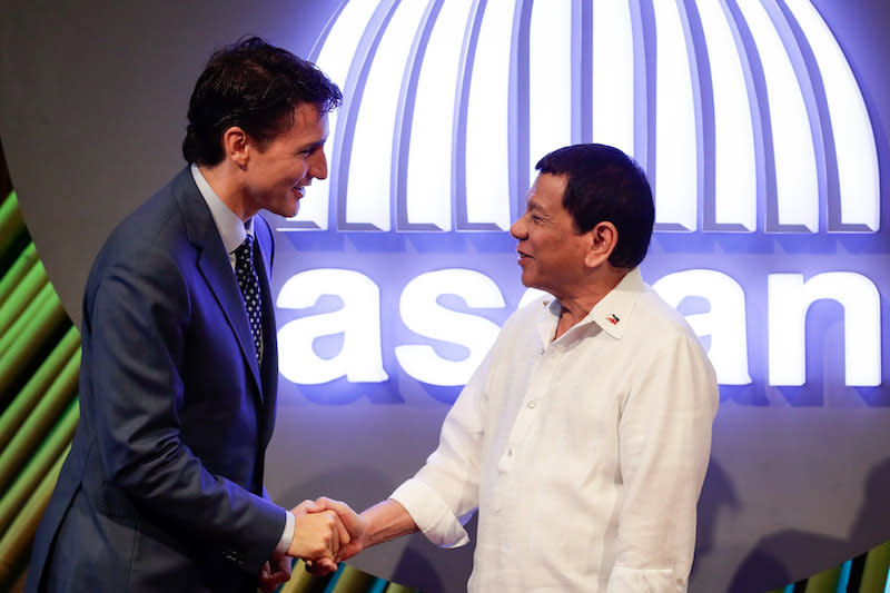 Prime Minister Justin Trudeau, left, shakes hands with Philippines President Rodrigo Duterte in Manila on Nov. 13, 2017. The two world leaders were all smiles before Trudeau confronted Duterte over concerns about human rights and extrajudicial killings in the Philippines. Photo from Getty Images.