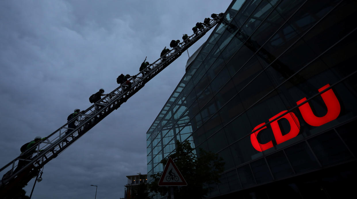 Wohin steuert die CDU? Greenpeace-Aktivisten bei einer Aktion an der Berliner Parteizentrale im Juli 2020 (Bild: REUTERS/Hannibal Hanschke)