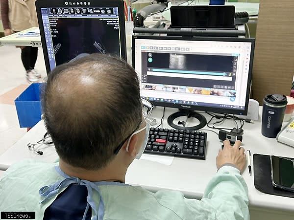 竹山秀傳醫院遠距醫療團隊以5G通訊醫療箱和手持式超音波在排雲進行測試，成功地解決了即時影像傳輸至醫院急診室。<br /><br />(圖：竹秀醫院提供)