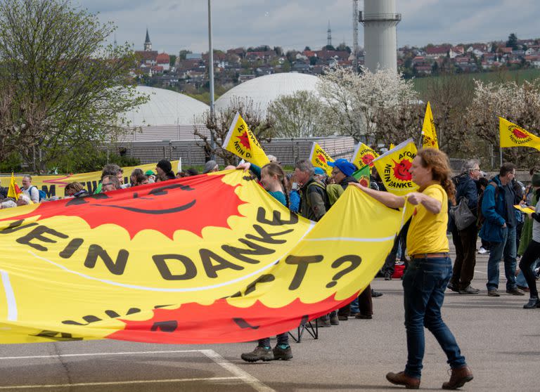 Activistas celebran el cierre de la central nuclear de Neckarwestheim