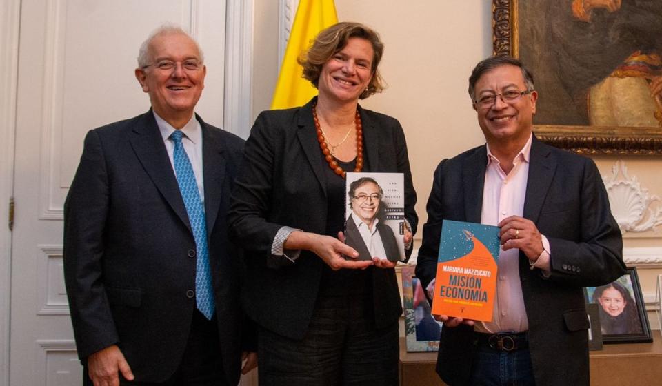 Mariana Mazzucato, junto a José Antonio Ocampo, y Gustavo Petro. Foto: tomada de @petrogustavo, en Twitter
