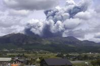 <p>Le volcan Aso, situé sur l'île de Kyushu au Japon, est entré en éruption mercredi.</p>