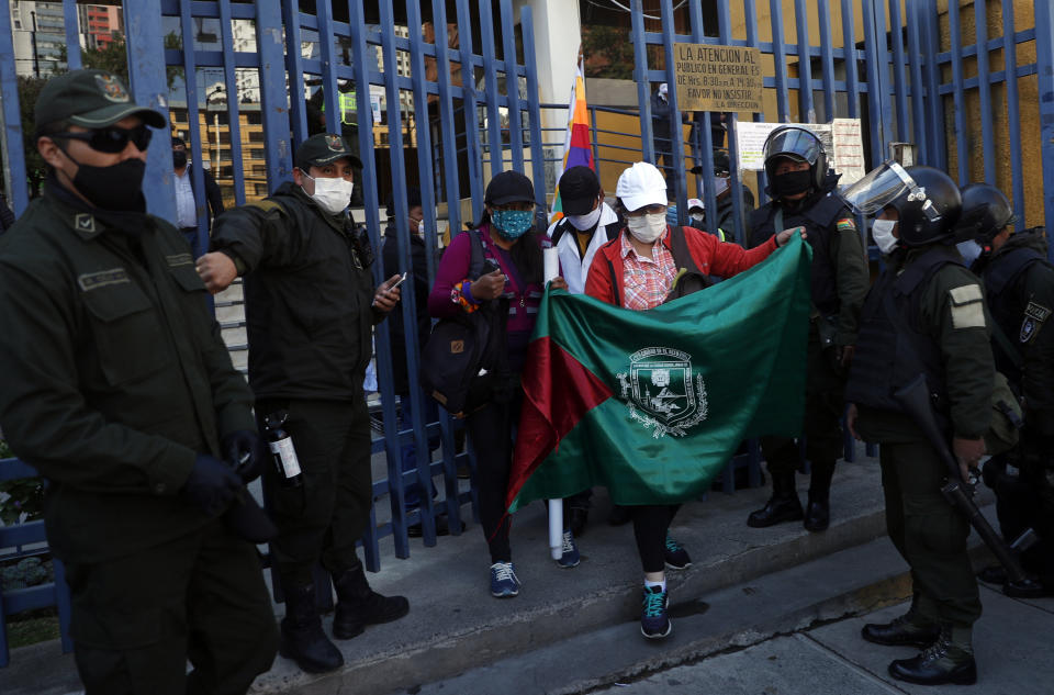 Trabajadores de salud que portan una bandera de la ciudad de El Alto protestan el viernes 29 de mayo de 2020 frente a las oficinas centrales del Ministerio de la Salud, en La Paz, Bolivia. (AP Foto/Juan Karita)