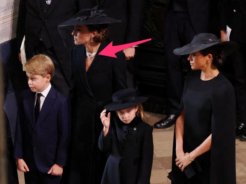 Kate Middleton at Queen Elizabeth's funeral. An arrow points to her necklace, which belonged to the Queen.