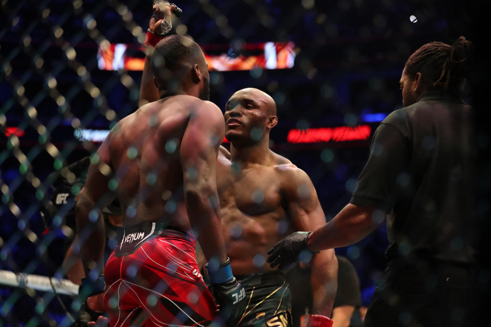 SALT LAKE CITY, UT - AUGUST 20: (R-L) Kamaru Usman prepares to fight Leon Edwards in their Welterweight title bout during the UFC 278 at the Vivint Arena on August 20, 2022 in Salt Lake City, Utah, United States.
(Photo by Alejandro Salazar/PxImages/Icon Sportswire via Getty Images)