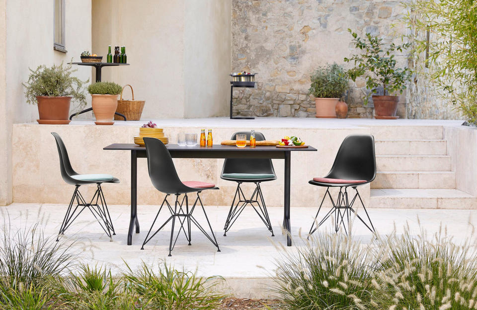 <p>Charles & Ray Eames chez Vitra, 325 €</p><br><a href="https://www.vitra.com/fr-fr/living/product/details/eames-plastic-side-chair-dsr?" rel="nofollow noopener" target="_blank" data-ylk="slk:Acheter;elm:context_link;itc:0;sec:content-canvas" class="link ">Acheter</a><br><a href="https://www.elle.fr/Deco/Exterieur/Jardin/chaise-de-jardin#xtor=AL-541" rel="nofollow noopener" target="_blank" data-ylk="slk:Voir la suite des photos sur ELLE.fr;elm:context_link;itc:0;sec:content-canvas" class="link ">Voir la suite des photos sur ELLE.fr</a><br><h3> A lire aussi </h3><ul><li><a href="https://www.elle.fr/Deco/Exterieur/15-hamacs-pour-paresser-avec-style-dans-son-jardin#xtor=AL-541" rel="nofollow noopener" target="_blank" data-ylk="slk:Des hamacs pour paresser avec style dans son jardin;elm:context_link;itc:0;sec:content-canvas" class="link ">Des hamacs pour paresser avec style dans son jardin </a></li><li><a href="https://www.elle.fr/Deco/Exterieur/Jardin/Ces-icones-du-design-outdoor-dans-lesquelles-investir-pour-le-jardin#xtor=AL-541" rel="nofollow noopener" target="_blank" data-ylk="slk:Ces icônes du design outdoor dans lesquelles investir pour le jardin;elm:context_link;itc:0;sec:content-canvas" class="link ">Ces icônes du design outdoor dans lesquelles investir pour le jardin </a></li><li><a href="https://www.elle.fr/Deco/Exterieur/Jardin/salon-de-jardin-pas-cher#xtor=AL-541" rel="nofollow noopener" target="_blank" data-ylk="slk:Un salon de jardin canon sans casser sa tirelire;elm:context_link;itc:0;sec:content-canvas" class="link ">Un salon de jardin canon sans casser sa tirelire</a></li><li><a href="https://www.elle.fr/Deco/Exterieur/Terrasse/Comment-amenager-une-petite-terrasse#xtor=AL-541" rel="nofollow noopener" target="_blank" data-ylk="slk:Comment aménager une petite terrasse ?;elm:context_link;itc:0;sec:content-canvas" class="link ">Comment aménager une petite terrasse ?</a></li><li><a href="https://www.elle.fr/Astro/Horoscope/Quotidien#xtor=AL-541" rel="nofollow noopener" target="_blank" data-ylk="slk:Consultez votre horoscope sur ELLE;elm:context_link;itc:0;sec:content-canvas" class="link ">Consultez votre horoscope sur ELLE</a></li></ul>