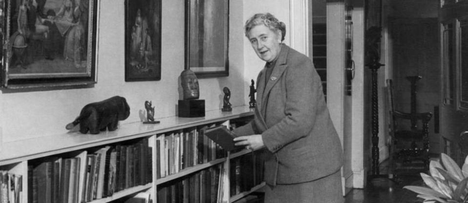 Agatha Christie, dans sa bibliothèque de Greenway House, dans le Devonshire en mars 1946.
