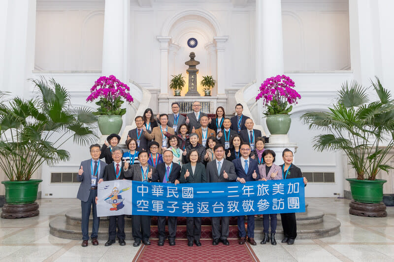 蔡總統接見旅美加空軍子弟參訪團（1） 總統蔡英文18日接見「中華民國113年旅美加空軍子 弟返台致敬參訪團」。 （總統府提供） 中央社記者葉素萍傳真  113年3月18日 