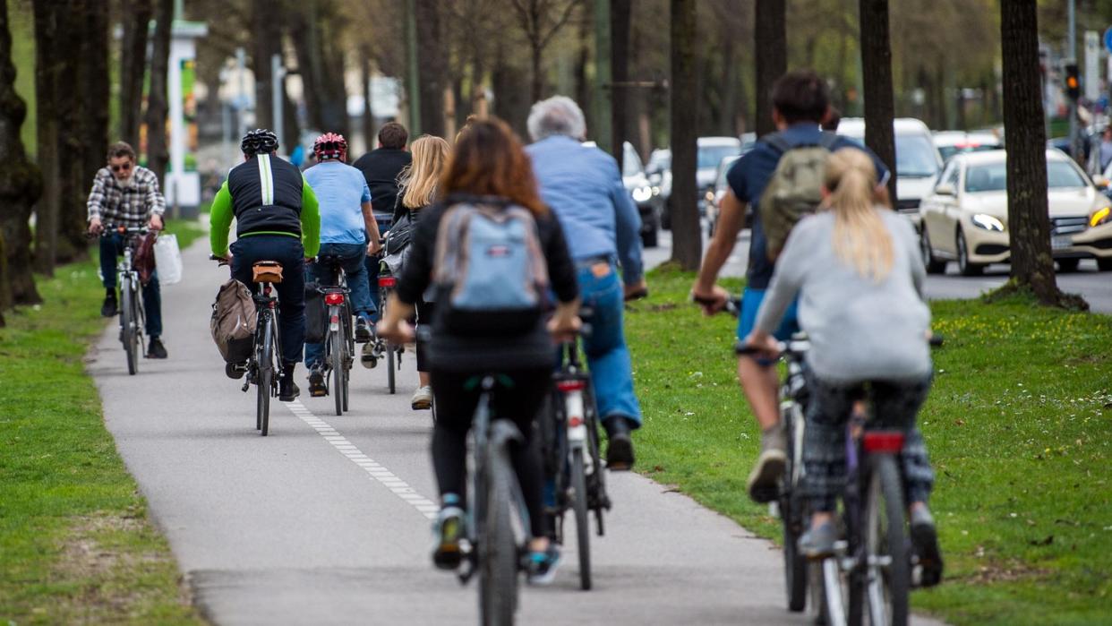 Fahrradfahrer auf einem Radweg in München. Autofahrer, Lieferanten, Fußgänger, Baustellen - viele Hindernisse können auf der Radroute liegen. Foto: Lino Mirgeler