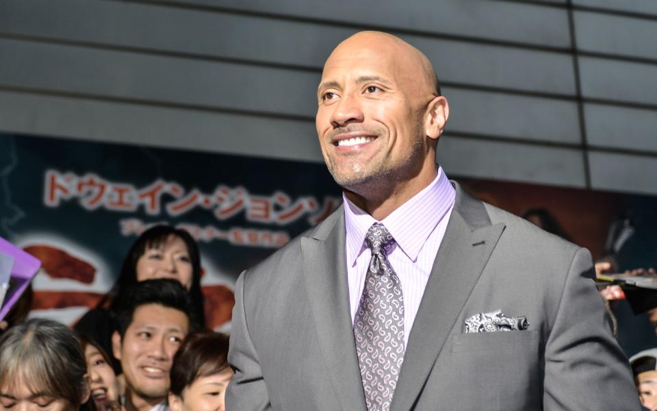 <p>Im Lauf der Jahre versuchten Dutzende Wrestler, sich im Filmgeschäft zu etablieren. Dwayne "The Rock" Johnson war der erste, dem es wirklich gelang. Der 51-Jährige gehört seit Jahren zu den bestbezahlten Schauspielern Hollywoods. Zuletzt sorgte er aber auch in der Wrestling-Welt wieder für Furore: Anfang 2024 feierte "The Rock" sein Comeback in der WWE, aller Wahrscheinlichkeit nach wird er auch bei dem Großevent "WrestleMania XL" (April) im Ring stehen. (Bild: Keith Tsuji/Getty Images)</p>