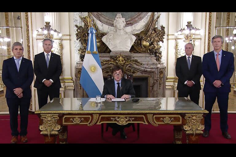 Cadena nacional del presidente Javier Milei junto a Luis Caputo y el titular del Banco Central, Santiago Bausili