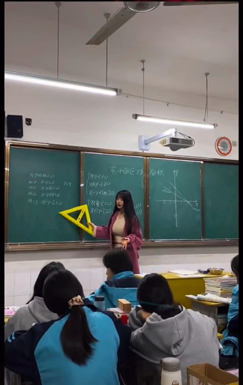 性感與可愛兼具的女老師意外爆紅。（圖／翻攝自臉書《JKF紅燈區2.0》）