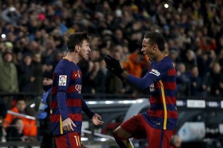 Foto del miércoles de Lionel Messi (I) y Neymar celebrando un gol en el triunfo ante Espanyol. Ene 6, 2016. El Barcelona se recuperó de un rápido gol en contra y superó 4-1 al Espanyol en la ida de los octavos de final de la Copa del Rey, con un doblete de Messi y tantos de Gerard Piqué y Neymar. REUTERS/Albert Gea