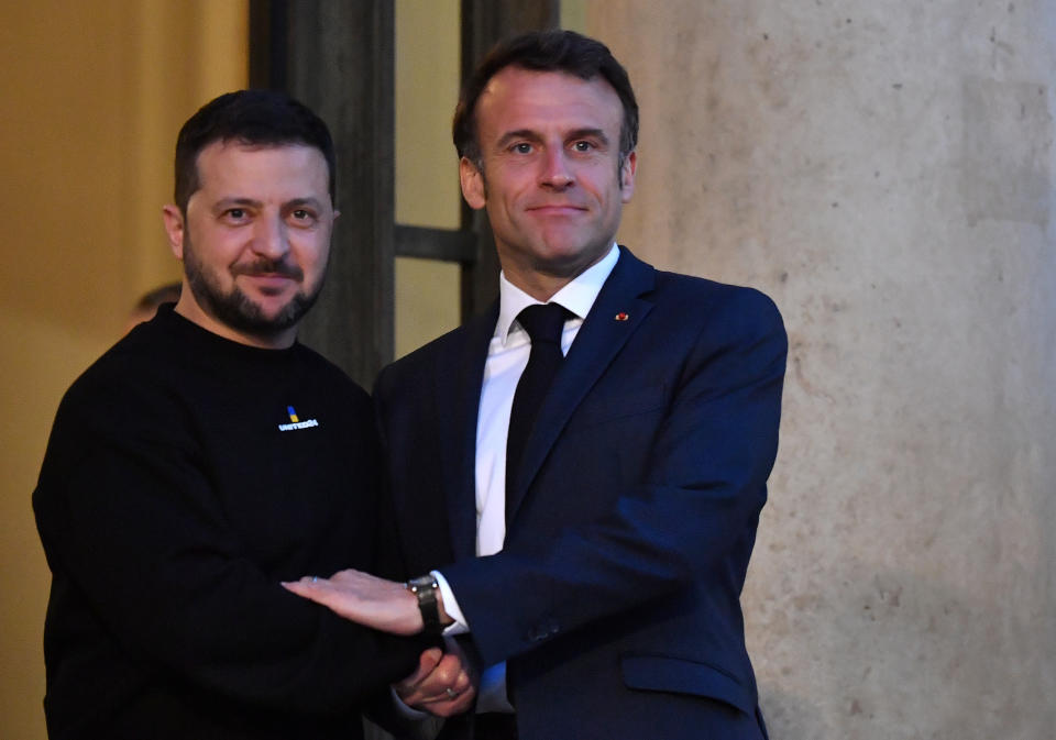 PARIS, FRANCE - MAY 14: Präsident Selenskyj und Frankreichs Präsident Emmanuel Macron  (Photo by Christian Liewig - Corbis/Corbis via Getty Images)