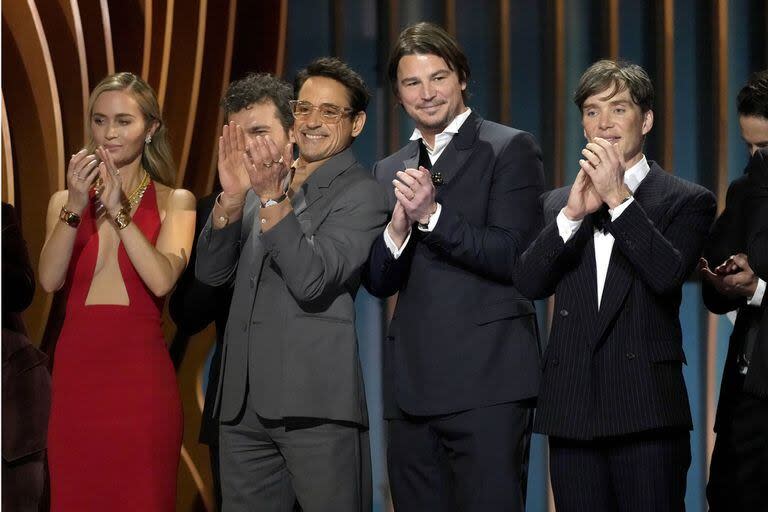 Josh Hartnett junto a Emily Blunt, Alden Ehrenreich, Robert Downey Jr., y Cillian Murphy en el escenario recibiendo el premio a mejor elenco