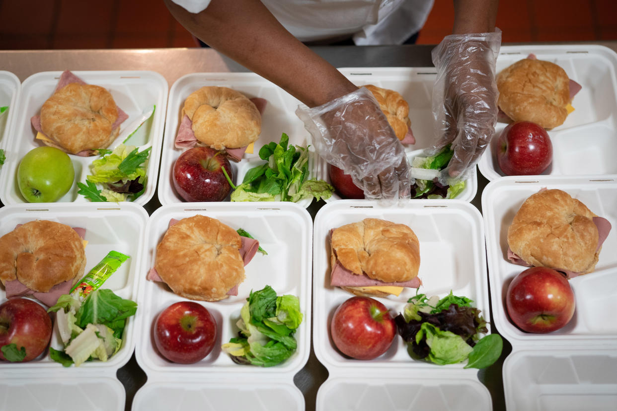 Preparación de los almuerzos en la cafetería de una escuela primaria de Baltimore, el 14 de abril de 2020. (Erin Schaff/The New York Times).