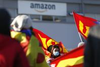 <p>Il presidio davanti alla sede Amazon di Passo Corese (Photo Cecilia Fabiano/LaPresse)</p> 