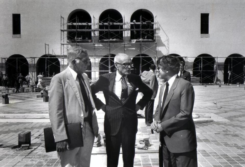 El arquitecto Philip Johnson, en el centro, junto con el director del Center for the Fine Arts, Jan van der Marck, a la derecha, y Carl Weinhardt, en la plaza frente al edificio de la Main Library de Miami-Dade, en el Miami-Dade Cultural Center del downtown de Miami, durante su construcción a principios de los años ochenta.