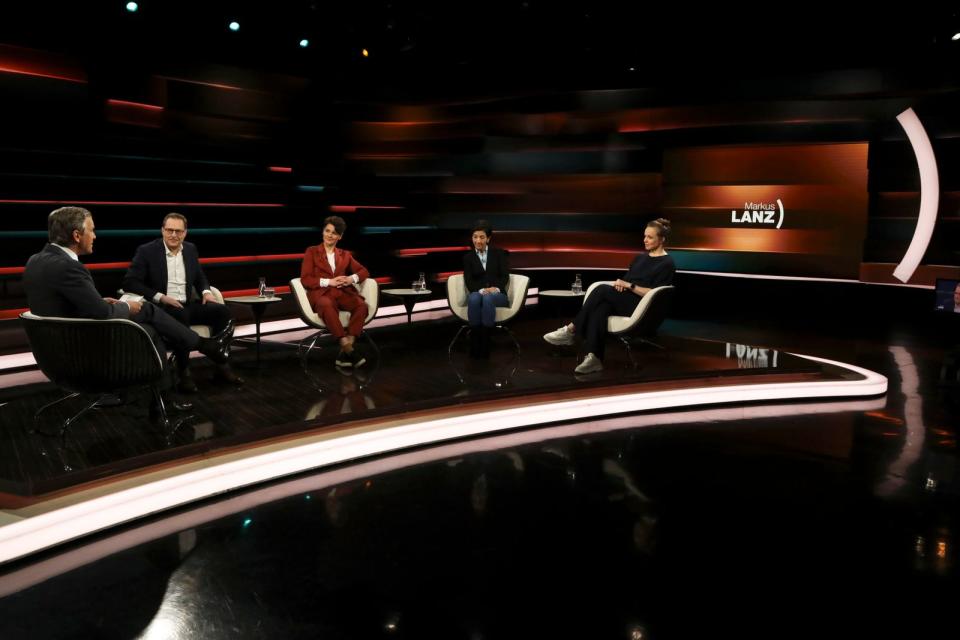 Markus Lanz (links) diskutierte am Dienstagabend mit (von links) CSU-Generalsekretär Martin Huber, Journalistin Anna Lehmann, Ärztin Vanessa Graßnickel und Autorin Natalie Stüben. (Bild: ZDF / Cornelia Lehmann)