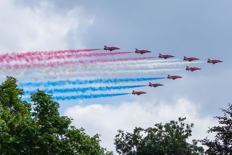 El equipo acrobático de la Royal Air Force, las flechas rojas, vuelan en formación durante un vuelo especial después del desfile del cumpleaños de la reina, el Trooping the Colour, parte de las celebraciones del Jubileo de platino de la reina Isabel II, en Londres el 2 de junio de 2022