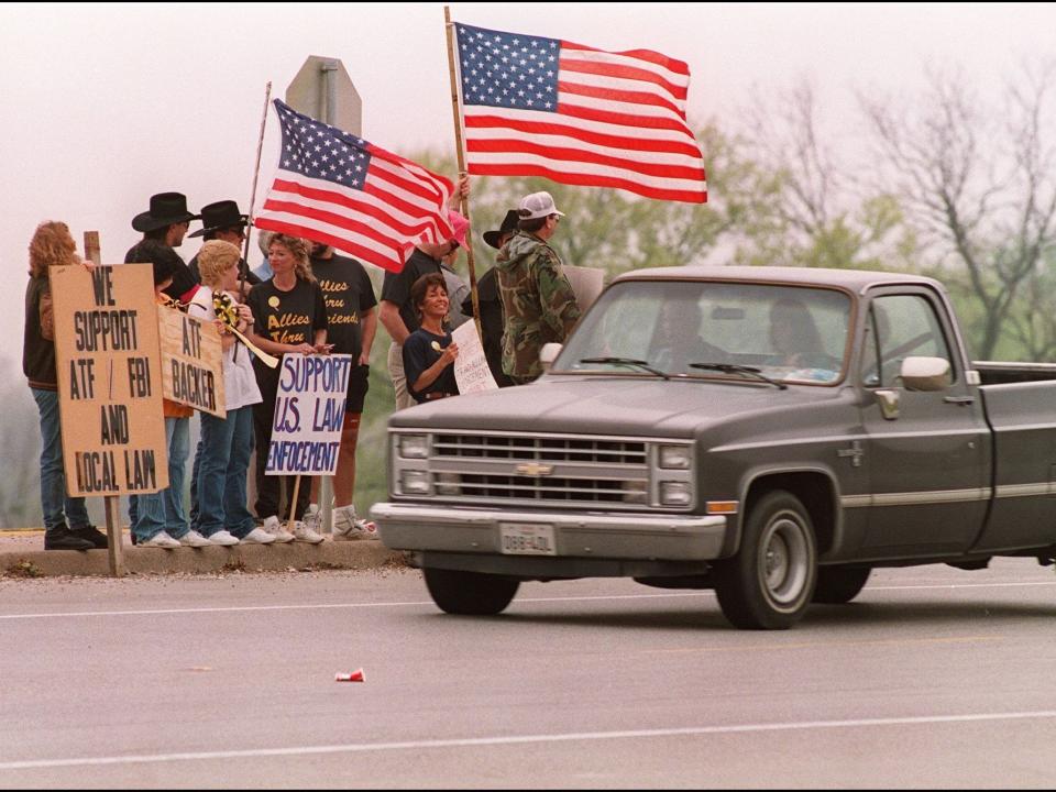 Locals holding American flags and signs show their support for law enforcement during the siege in 1993.