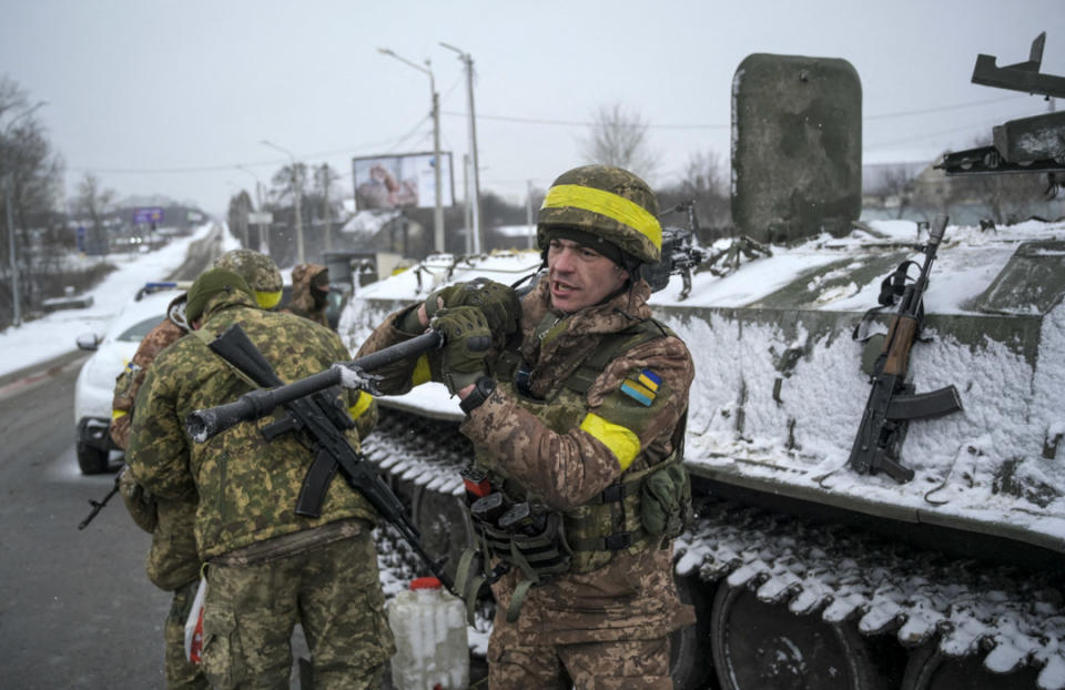 2022年2月25日，烏克蘭軍人在烏克蘭哈爾科夫的一條道路上站崗。