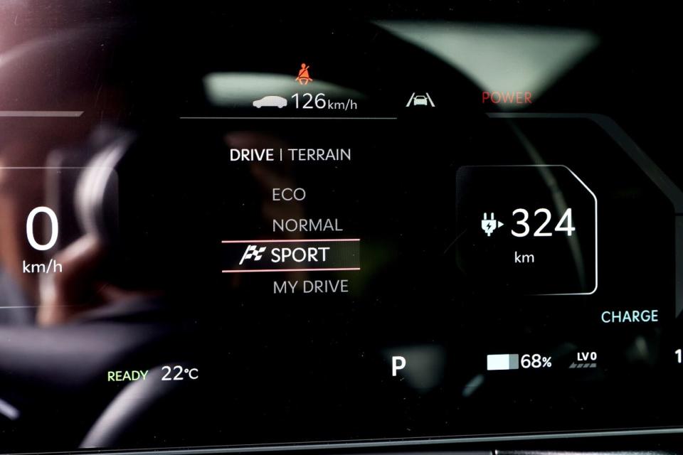行車模式提供有Eco/Normal/Sport/My Drive等4種模式，其中My Drive模式中，又可將馬達分為Eco/Normal/Sport以及轉向分為Normal/Sport進行記憶。