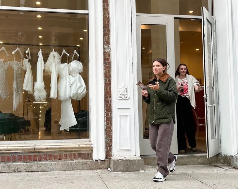 ¿Boda en puerta? Un día después de San Valentín, los paparazzis encontraron a Millie Bobby Brown viendo vestidos de novia en el centro de Manhattan. La actriz de 