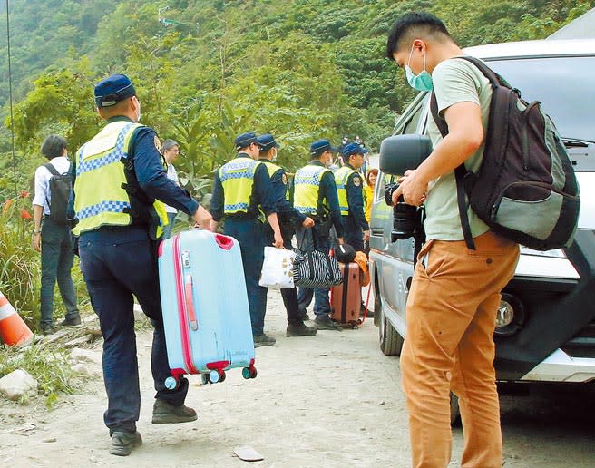 台鐵408車次太魯閣號在花蓮清水隧道發生嚴重出軌事故造成嚴重傷亡慘劇。（趙雙傑攝）