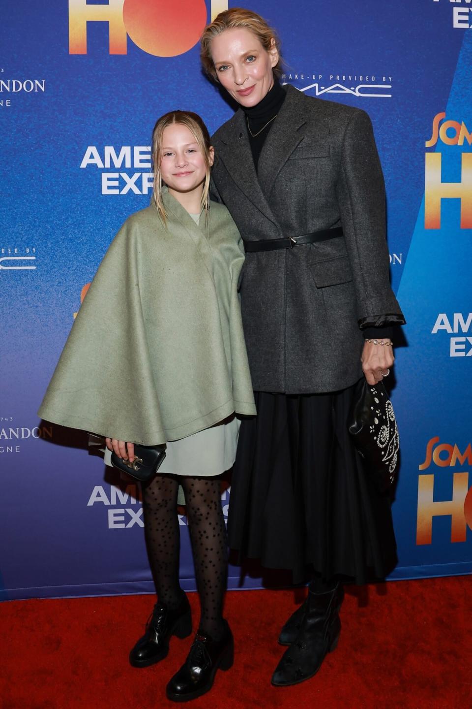 Uma Thurman y su hija Luna, de 10 años, posan para una foto poco común en la alfombra roja en la inauguración de Some Like It en Hot Broadway.