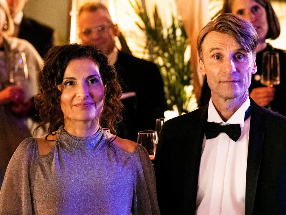 "Tatort: Ein Freund, ein guter Freund": Der erfolgreiche Anwalt (Jan Georg Schütte) und seine Frau Veronika (Proschat Madani) wollen auswandern. (Bild: WDR/Martin Valentin Menke)