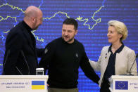 Ukrainian President Volodymyr Zelenskyy, center, speaks with European Council President Charles Michel, left, and European Commission President Ursula von der Leyen after addressing a media conference during the EU-Ukraine summit in Kyiv, Ukraine, Friday, Feb. 3, 2023. (AP Photo/Efrem Lukatsky)