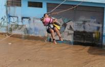 <p>La población enfrenta cortes de agua y ruega porque cese la ira de la naturaleza. Foto: Reuters/Guadalupe Pardo </p>