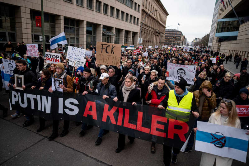 People demonstrate against the Russian government with a banner reading "Putin is a killer" in Berlin-Mitte following the death of Russian opposition figure Alexei Navalny. Fabian Sommer/dpa