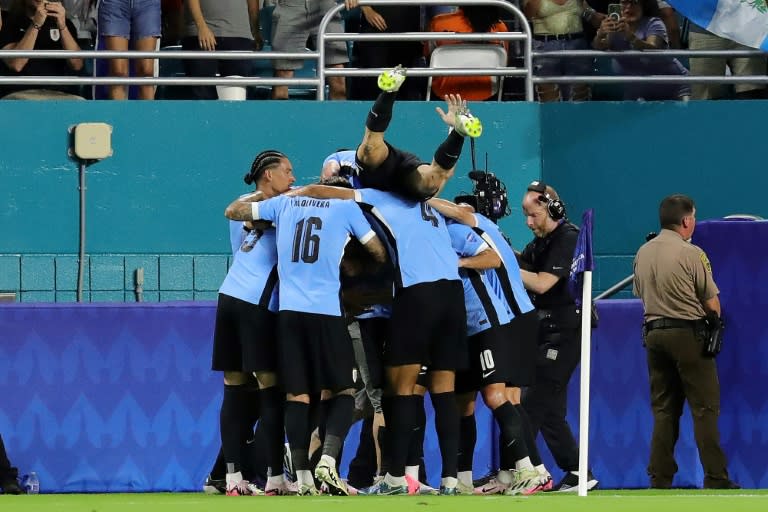 La selección de Uruguay celebra un gol de Maximiliano Araujo (oculto) ante Panamá en la Copa América el 23 de junio de 2024 en Miami (Chris ARJOON)