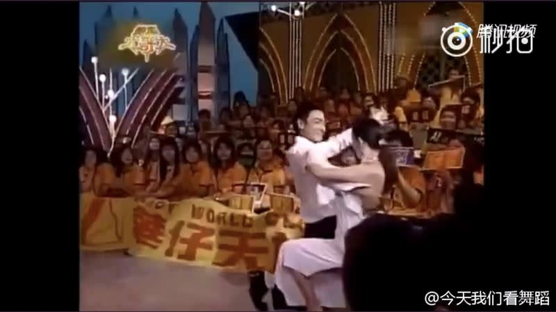 劉真剛出道闖不出名堂，直到2004年上《綜藝大哥大》節目和劉德華共舞爆紅。（圖／翻攝自秒拍）