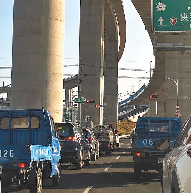 台中市交通局分析，連假期間，國1豐原至大雅路段易塞車，建議市民朋友開車上路改走台74接國4，避開易壅塞路段。（張亦惠攝）