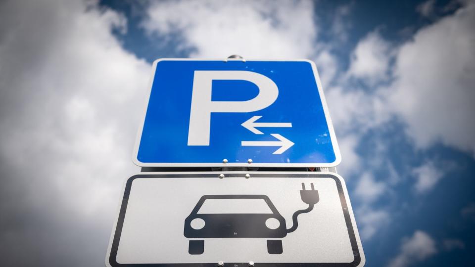 Schilder weisen auf Parkplätze für Elektroautos hin.