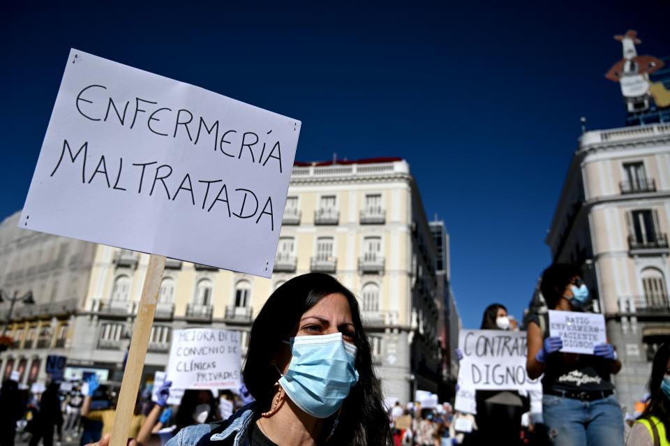 Las pancartas para la reflexión de enfermeros y enfermeras sobrepasados en Madrid