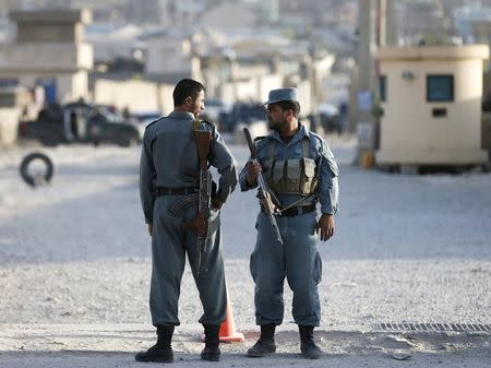 Afghan policemen keep watch at the site of an attack after an overnight battle outside a base in Kabul, Afghanistan August 8, 2015. REUTERS/Mohammad Ismail