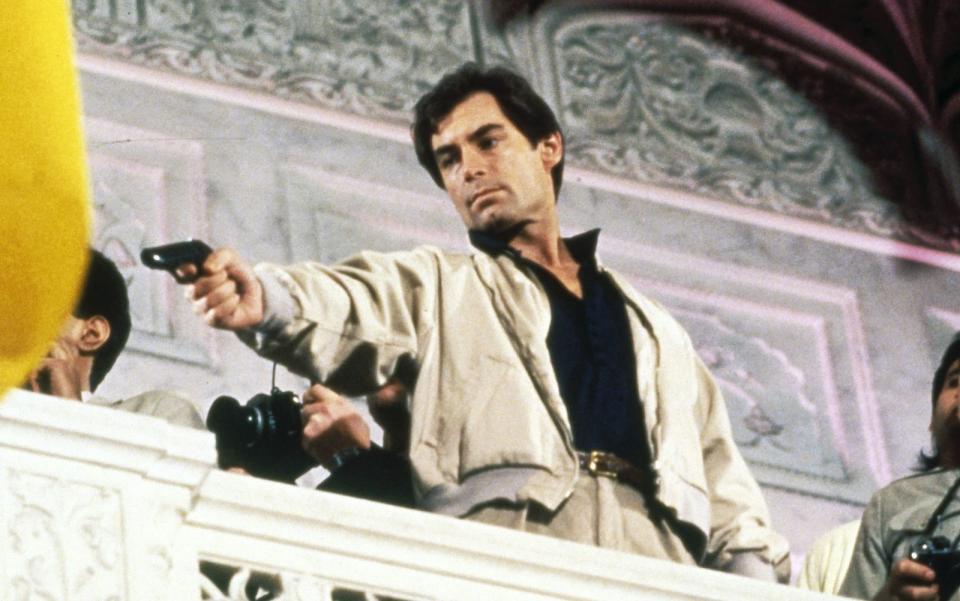 Auf Moore folgte Timothy Dalton - allerdings nur kurz. Denn der Waliser war in nur zwei Bond-Filmem zu sehen: "Der Hauch des Todes" (1987, Bild) und "Lizenz zum Töten" (1989). (Bild: 1987 Danjaq, LLC and Metro-Goldwyn-Mayer Studios Inc.)