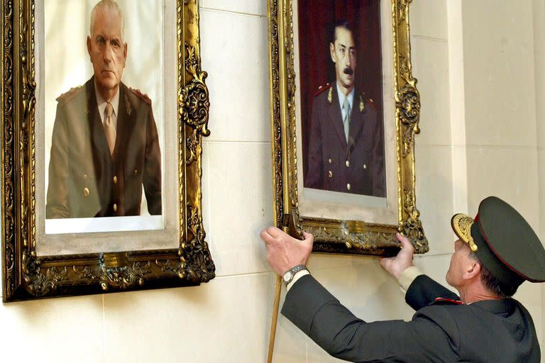 El 24 de marzo de 2004 Néstor Kirchner le ordenó a Bendini que baje los cuadros de Videla y Bignone que estaban colcados en el Colegio Militar