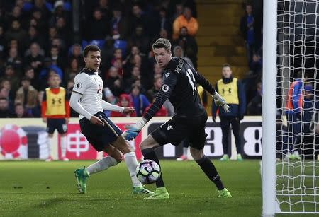 Britain Soccer Football - Crystal Palace v Tottenham Hotspur - Premier League - Selhurst Park - 26/4/17 Tottenham's Dele Alli shoots at goal as Crystal Palace's Wayne Hennessey looks on Action Images via Reuters / Matthew Childs Livepic